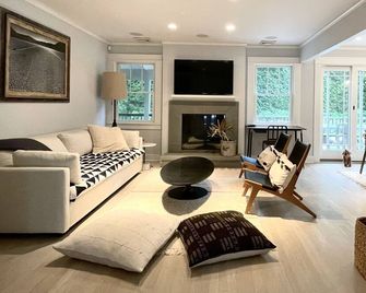 Charming Beach House! Walk To A Quaint Farmstand And Wainscott Beaches - Wainscott - Living room