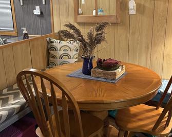 Charming 4-bedroom cottage in lovely Greater Napanee with AC - Napanee - Dining room