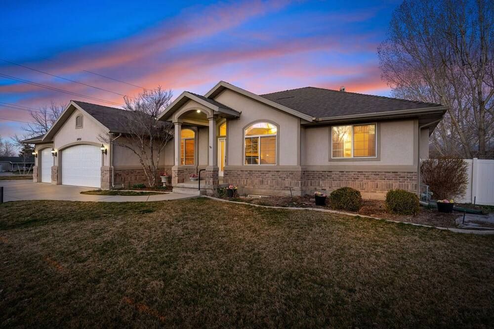 Private home with hot tub. Beds for 32! - South Jordan - Budova