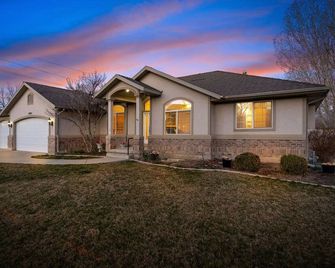 Private home with hot tub. Beds for 32! - South Jordan - Gebouw