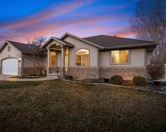 Private home with hot tub. Beds for 32! - South Jordan - Budova