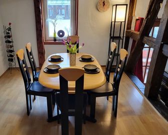Schöne Große Ferienwohnung für 1-4 Gäste, zum Entspannen Bestens Geeignet - Frielendorf - Dining room