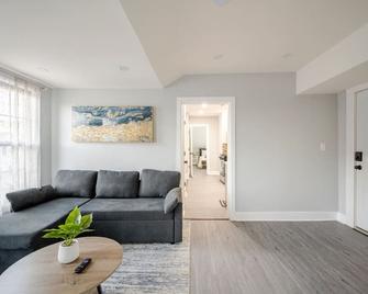 2 Bed Apt in BlackRock by beach - Bridgeport - Living room