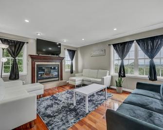 The Perfect Up To Date Private Getaway To Call Home For A While - Bloomingburg - Living room