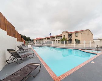Motel 6 San Antonio - Fiesta Trails - San Antonio - Kolam