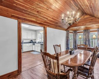 Monty's Place by OneHometown Getaways - Columbus - Dining room