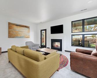 Modern on Main-Walking Distance to Downtown Hill City and Mickelson Trail! - Hill City - Living room