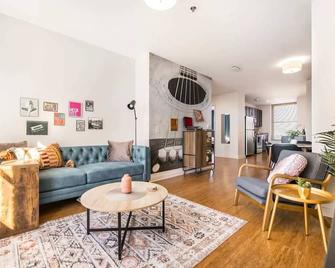 Sleek Apt in Historic DT Macon - Macon - Living room