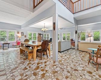 Charming 3-bedroom nestled in the country with WiFi and wooded acres in Louisa - Louisa - Comedor