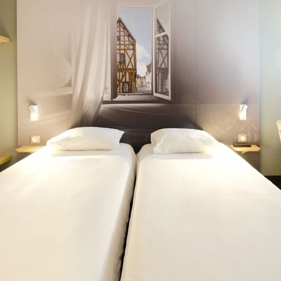 B&B HOTEL Chartres Le Forum image 1
