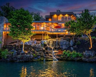 Iconic Glass Mansion - Huge Views - Best Location - Osage Beach