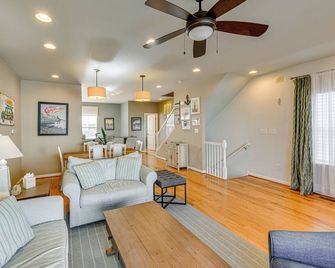 2 Mi to Beach Townhome with Breezy Balcony! - Rehoboth Beach - Living room