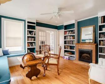 Spacious Farmhouse Near Belleayre - Sleeps 14 - Margaretville - Huiskamer