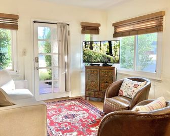 Cozy Bungalow w Hot Tub, 15 min walk to downtown, easy access to all of Napa! - Napa - Living room