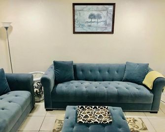 Spacious Condo close to Siesta - Sarasota - Living room