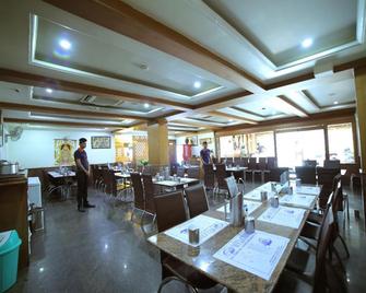 Hotel Slv Grand - 蒂魯伯蒂 - 餐廳
