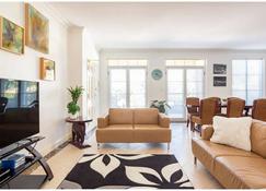 Charming, Cosy, Classic Executive 1 Bedroom Apartment - Perth - Living room