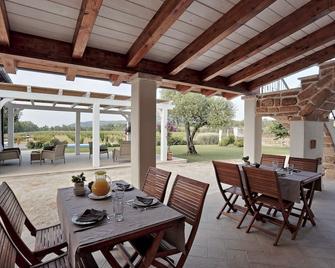 Agriturismo Casale degli Ulivi - Santa Maria la Palma - Patio