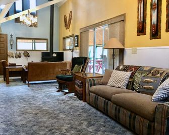 River Side Mountain Refuge On Vallecito River - Sleeps 9 - Bayfield - Living room