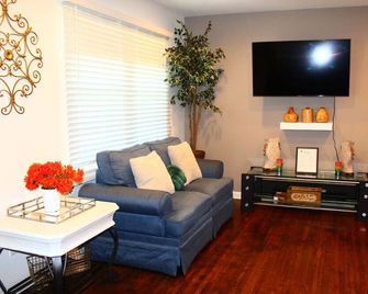 Cozy, Relaxing 4-Bedroom House In Forest Park - Forest Park - Wohnzimmer