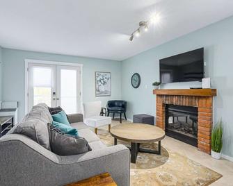 The Alpine - Central Collingwood Condo - Collingwood - Living room