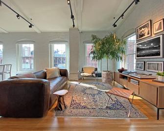 Button's Modern Luxury Walkup Downtown Northampton - Northampton - Wohnzimmer