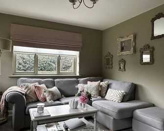 Cottage - Sleep 4 Pet Friendly & Enclosed Garden - Great Yarmouth - Living room