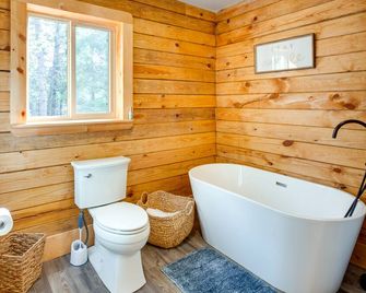 Wraparound Porch and Forest Views Angel Fire Cabin - Angel Fire - Bathroom