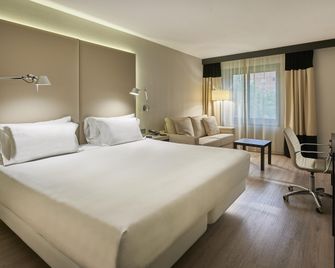 NH Lleida Pirineos - Lleida - Schlafzimmer