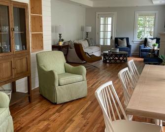 The Townie Near Sweetland- Beautifully Renovated, Perfect Location! - La Grange - Obývací pokoj