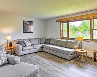 Stunning Wisconsin Retreat on Active Farm! - Arena - Living room