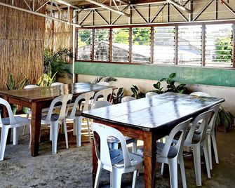 Den Den Guesthouse - Basco - Restaurant