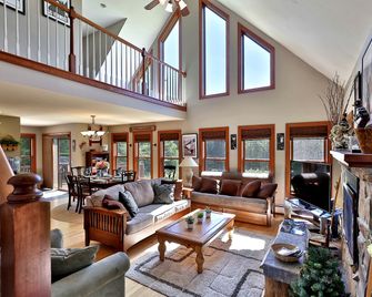 Cortina Mountain Chalet - Outdoor Hot Tub - Close to Pico and Killington Mountains home - Mendon - Living room