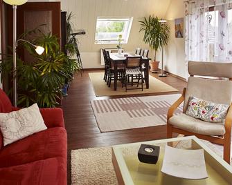 Apartment 88m², with 2 bedrooms, a large living and dining room, kitchen, guest toilet, bathroom, balcony - Wachtendonk - Wohnzimmer