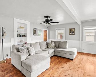 Fishing & Work-Friendly In A Prime Location - Boardman - Living room
