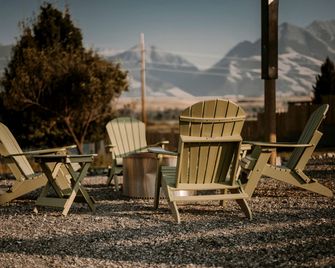 Romantic A-Frame Cabin near Yellowstone for an Amazing Glamping Getaway in Emigrant, Montana - Emigrant - Patio