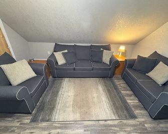 Spacious Rustic Downtown Market St 1 Bedroom Apt, Sleeps Up to 5, Steps to Honeywell & Eagles Theatre - Wabash - Living room