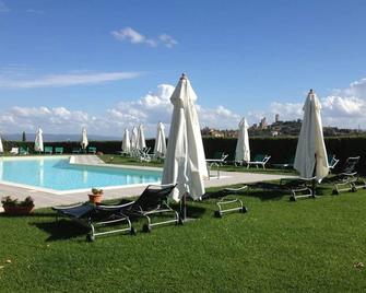 雷萊斯卡布奇納酒店及餐廳 - 聖幾米拿諾 - 聖吉米納諾 - 游泳池
