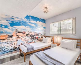 Arcade Lounge with Pool, Spa, Billiards near the Vegas Strip! - Las Vegas - Bedroom