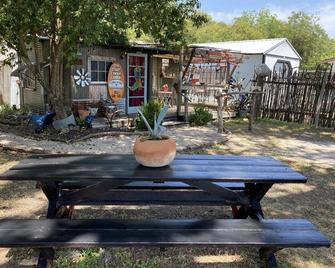 12th St. Cowboy Corner Bandera, Tx - Bandera - Binnenhof