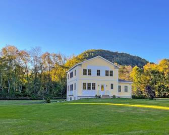 Secluded apt near the lake with mountain views, washer/dryer, firepit, fast WiFi - Williston - Building