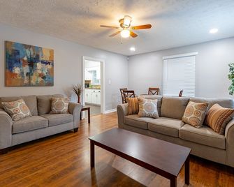 Nice, and Quite House w/fence in back yard. - Columbus - Living room