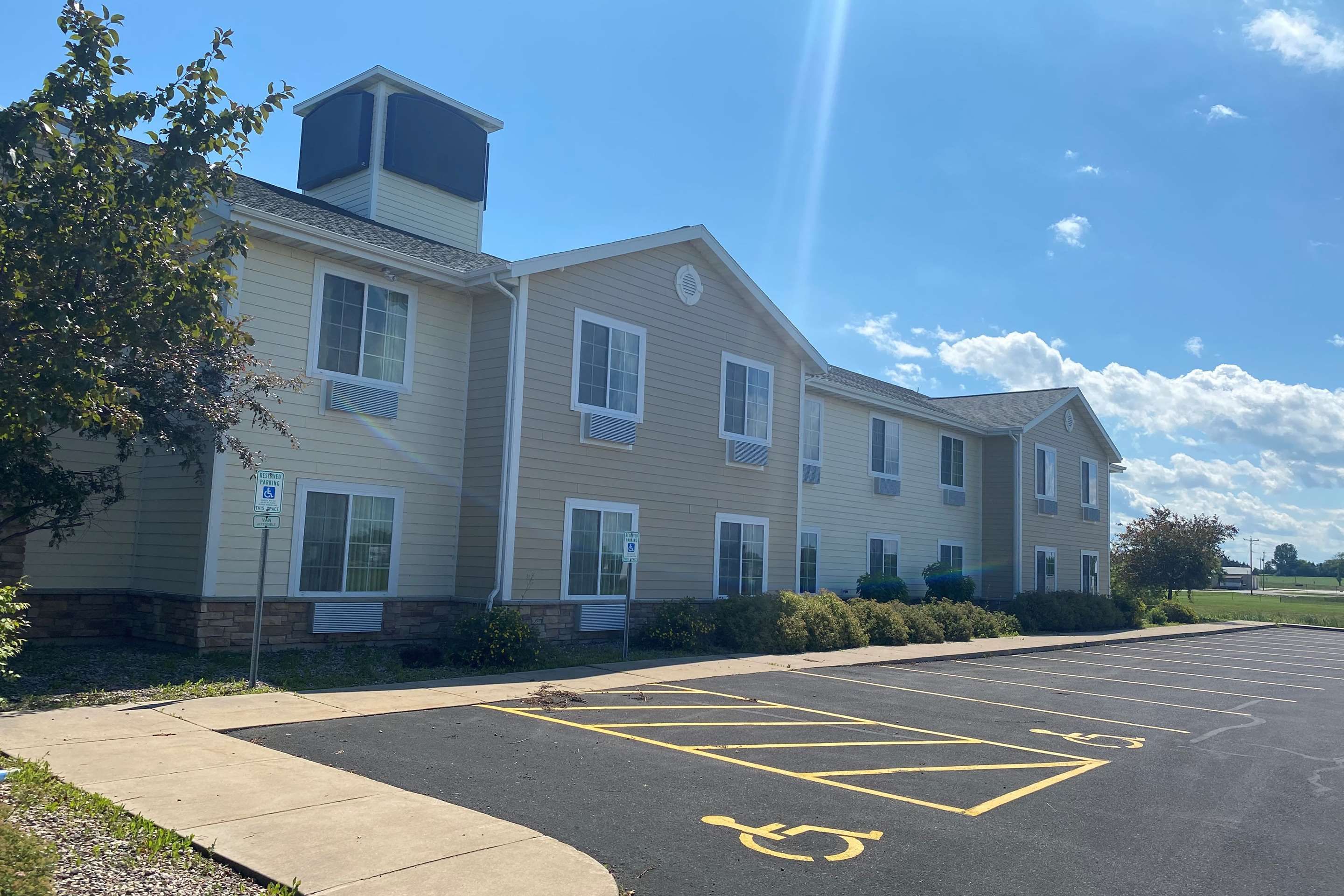 AmericInn by Wyndham Oshkosh - Oshkosh - Bâtiment