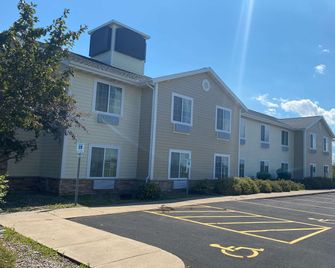 AmericInn by Wyndham Oshkosh - Oshkosh - Bâtiment
