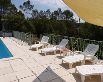 Ground floor of a villa in front of the swimming pool - Carcès - Balcon