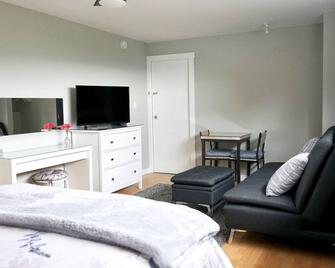 Pet Friendly! Licensed Bed And Breakfast. - Kelowna - Salon