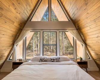 Hot Tub-Fireplace-Fire Pit - Spacious & Cozy Mid-Lake Cabin Right On The Water! - Many - Bedroom