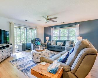 Sunset Beach Condo Ideal Golfing Getaway! - Sunset Beach - Living room