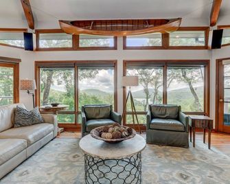 Falken Haus - Relax in Seclusion with Panoramic Lake Views - Jasper - Living room