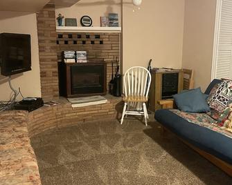 Near Centennial trail and downtown Spokane, Full basement apartment - Spokane - Living room